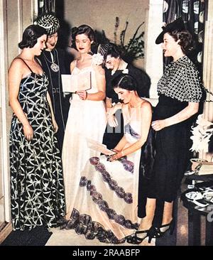 Les filles de la société en tant que mannequins amateurs au salon de robe de Dorothy Law en mars 1939. De gauche à droite, le groupe montre Miss Anne Nettlefold, Miss Joan O'Malley, Miss Muriel Cunningham, Miss Pamela Stokes, Miss Ursula Livingstone-Learmouth et Miss Hermione Lascelles portant les modèles exposés. Date: 1939 Banque D'Images