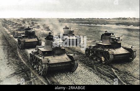 La Pologne en tant que puissance militaire : cavalerie, chars et infanterie, partie d'une série de photographies dans l'Illustrated London News. On voit ici les forces mécanisées de la Pologne : les chars se déplacent vers la frontière. Date : août 39 Banque D'Images