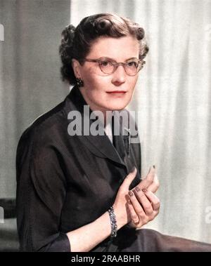 Le Commodore de l'air Dame Nancy Marie Salmon (1903-1999), parfois connu sous son nom de femme, Dame Nancy Snagge. Elle a été chef de la Force aérienne royale féminine britannique pendant la Seconde Guerre mondiale et a été nommée directrice de la Force aérienne royale féminine en 1950, restant à ce poste jusqu'à sa retraite en 1956. Elle a également agi comme A.D.C pour la reine Elizabeth, la reine mère. Shewjoint est entré au Service territorial auxiliaire en 1938 et au W.A.A.F. à sa création en mars 1939. Elle a été formée comme chauffeur de M.T., a été commandée et, au début de la guerre, est devenue officier responsable du personnel de W.A.F. au bal no 3 Banque D'Images