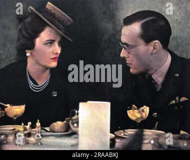 Socialite Mme Charles Sweeny, ancienne Miss Margaret Whigham et plus tard la duchesse infâme d'Argyll (1912-1993), photographiée avec le prince Bernard des pays-Bas (1911-2004), mari de la reine Juliana, au Simpson's Service Club Lunch pour le Eagle Squadron, en pleine conversation autour d'un cocktail de homard. Les deux sont devenus connus pour des scandales (mais pas entre eux) dans la vie ultérieure. Date: 1941 Banque D'Images