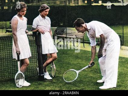 DaN Maskell (1908 - 1992), joueur de tennis britannique, entraîneur et plus tard, aimait le commentateur de Wimbledon. Photo montrant Miss Mary Hardwick et Miss Kay Stammers la bonne méthode de livraison d'une demi-volée. Date: 1937 Banque D'Images