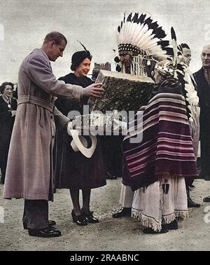 À Winnipeg, lors de la tournée royale du Canada, la princesse Elizabeth et le prince Philip reçoivent un cadeau pour la princesse Anne. Le cadeau est un petit costume amérindien, fait par Mme Antoinette HeavyShield, vu ici le présenter au nom de toutes les mères des cinq peuples amérindiens du sud de l'Alberta. Au centre se trouve le chef Percy Creighton, qui agit comme interprète. Date: Oct-51 Banque D'Images