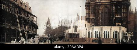 La scène à l'extérieur de l'abbaye de Westminster dans la quinzaine précédant le couronnement du roi George VI en 1937 montrant l'annexe moderne construite sur le front ouest pour que la procession se forme et se disperse. Sur la gauche se trouve un stand construit devant l'hôpital de Westminster à partir de poutres en acier lourd. Date: 1937 Banque D'Images