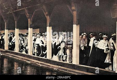 Des pairs et des peeresses prenant refuge au plus haut de la descente qui s'est produite au moment le plus gênant possible après avoir tenu pendant la cérémonie de couronnement du roi George VI Par la suite, une averse torrentielle a fait qu'une grande partie des 7500 invités de l'abbaye de Westminster étaient restés bloqués en attendant des voitures jusqu'à cinq heures après la fin de l'événement. Date: 1937 Banque D'Images