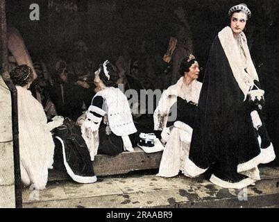 La duchesse de Leeds et la comtesse d'Annesley regardant avec espoir que leurs voitures arrivent après le couronnement du roi George VI à l'abbaye de Westminster le 12 mai 1937, tandis que d'autres peeresses tournent leur dos en démission. Par la suite, une averse torrentielle a fait qu'une grande partie des 7500 invités de l'abbaye de Westminster étaient restés bloqués en attendant des voitures jusqu'à cinq heures après la fin de l'événement. Date: 1937 Banque D'Images