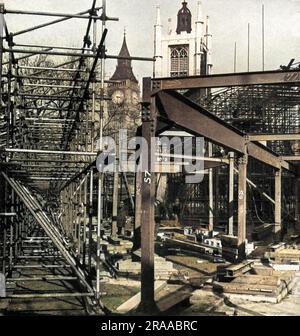 Une masse de travaux de sidérurgiques en cours de construction sur la place du Parlement pour offrir un hébergement aux milliers de privilégiés qui assisteraient à l'arrivée et au départ du roi George VI et de la reine Elizabeth à l'abbaye de Westminster pendant le couronnement, le 12 mai 1937. À chaque couronnement, une masse de sièges temporaires a été érigée le long de la voie de procession. Date: 1937 Banque D'Images