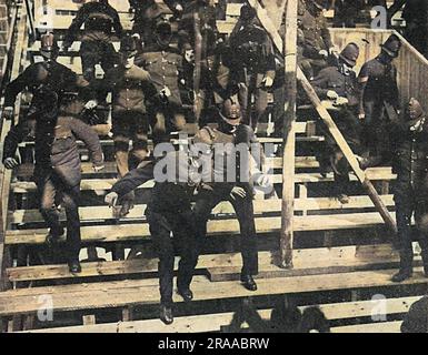 Deux cents policiers testent la force des stands d'observation le long de la route de procession pour le couronnement du roi George V en 1911. Des plates-formes d'observation, des galeries et des stands ont été érigés tout autour de Westminster et de ses environs pour permettre aux spectateurs de voir le cavalcade. Date: 1911 Banque D'Images