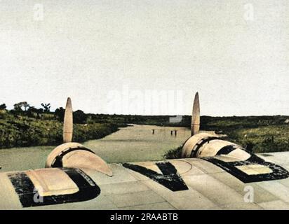 Le bateau volant « Corsair » est manoeuvré pour le décollage d'un barrage spécialement construit sur le fleuve Dangu, au Congo belge (Zaïre). L'avion Imperial Airways avait fait un atterrissage forcé en mars 1939 et a finalement pu terminer le voyage en Angleterre en janvier 1940 Date: Jan-40 Banque D'Images