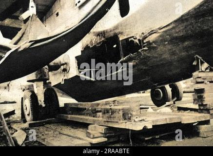 Un grand trou dans la coque du bateau-avion Imperial Airways 'Corsair', le résultat d'un atterrissage forcé sur la rivière Dangu, Congo belge (Zaïre) en mars 1939. Après des réparations, on a échoué à la tentative de décollage en juin 1939, et la construction de barrages temporaires pour créer des lacs, le bateau volante a décollé en janvier 1940, et finalement atteint l'Angleterre sur 15 janvier Date: Jan-40 Banque D'Images