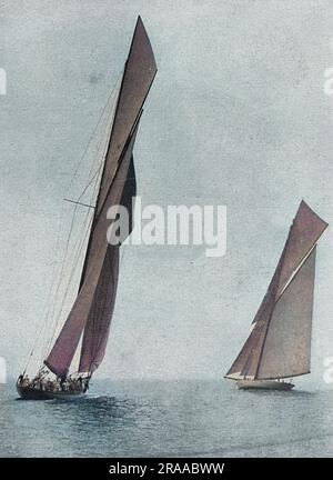 Lors des épreuves de la coupe des Amériques 1903 au large de la côte de New York, Shamrock III, le challenger cette année-là, se dispute contre le challenger en 1899, Shamrock I. Les deux yachts avaient été financés par Sir Thomas Lipton Date: 1903 Banque D'Images