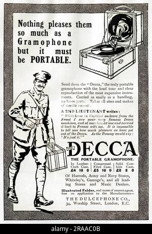 Une publicité pour la gramaphone portable Decca, mettant en vedette un officier britannique qui l'a porté, et une approbation d'un Lieutentant de 2nd qui souligne : « il est impossible de vous dire combien nous avons eu de plaisir à sortir de la Decca. » Date: 1916 Banque D'Images