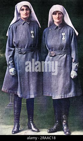 Mairi Lambert Gooden-Chisholm de Chisholm, mieux connu sous le nom de Mairi Chisholm (1895-1981), infirmière écossaise et chauffeur d'ambulance pendant la première Guerre mondiale, photographié à droite avec, à gauche, Elsie Knocker (connue ici sous le nom de Baronne de T'Smerclaes après son second mariage avec un Belge en 1916), également infirmière et chauffeur d'ambulance. Tous deux ont reçu la Médaille militaire pour leur bravoure et leur travail avec les blessés sur le front occidental en Belgique. La paire a d'abord rejoint le corps d'urgence volontaire, puis a installé son propre poste de soins de premiers secours à seulement 100 mètres des tranchées de Pervyse, au nord d'YP Banque D'Images