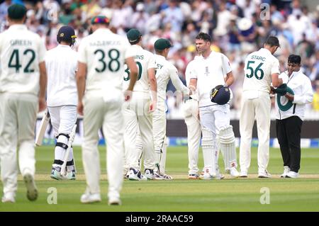 James Anderson (troisième à droite), en Angleterre, se secoue avec Alex Carey, en Australie, après le cinquième jour du deuxième match de test des cendres à Lord's, Londres. Date de la photo: Dimanche 2 juillet 2023. Banque D'Images