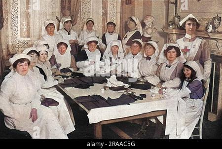 Femmes à la maison de ville de Mme R. G. Edwards au 22 New Cavendish Street (l'une des plus belles maisons de Londres à consacrer au travail de la Croix-Rouge britannique). La photo montre la société des femmes se rencontrant sous les auspices de la Croix-Rouge Central salles de travail - Royal Academy of Arts branche - et de la fabrication de quantités de vêtements d'hôpital et d'autres nécessités pour les blessés. Les travailleurs ont acheté leurs propres matériaux. Mme Edwards se trouve à droite de la photo. Date: 1916 Banque D'Images