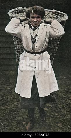 Mlle M. G. Gowing, de l'équipe de hockey des Norfolk Ladies, libérant des hommes pour la guerre, en travaillant sur une ferme d'Essex pendant la première Guerre mondiale. Date: 1916 Banque D'Images