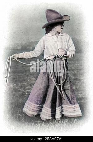 Une travailleuse de guerre, Mlle Poppette Ginette, qui était autrefois une motard de cirque, vue avec un lasso, dans son rôle aidant son père à briser les chevaux de l'Armée dans la banlieue de Londres pendant la première Guerre mondiale. Date: 1916 Banque D'Images