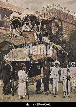 Ranjitsinhji Vibhaji (1872 – 1933) Prince indien et joueur de cricket de Test qui a joué pour l'équipe de cricket anglaise du Sussex connue affectueusement sous le nom de Ranji en Grande-Bretagne. Photographié pendant la première Guerre mondiale à cheval sur un éléphant dans son pays d'origine, bien que comme le mentionne l'illustre Sporting & Dramatic News, il retournait bientôt à ses fonctions militaires en Europe où il servait avec la cavalerie indienne. Date: 1916 Banque D'Images