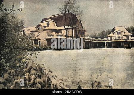 Le casino du Touquet, converti en hôpital par la duchesse de Westminster pour les soldats britanniques et alliés en 1914, photographié couvert de neige. L'hôpital pouvait accueillir jusqu'à 350 hommes à la fois et la duchesse elle-même assistée par une Mme Whitburn, a accordé une attention particulière à la salle de linge! Date: 1914 Banque D'Images