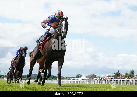 Auguste Rodin et Ryan Moore franchissent la ligne pour gagner le Dubai Duty Free Irish Derby au cours du troisième jour du Dubai Duty Free Irish Derby Festival au Curragh Racecourse, dans le comté de Kildare. Date de la photo: Dimanche 2 juillet 2023. Banque D'Images