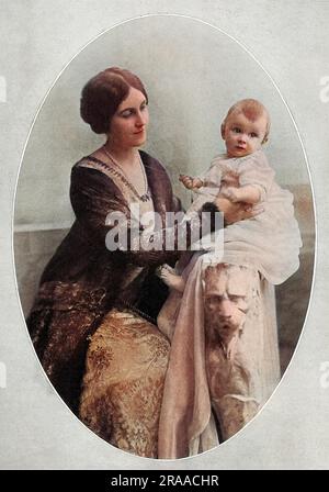 Viscountess Maidstone, anciennement Miss Margaretta Drexel, fille du millionnaire américain, philanthrope et sportif, Anthony Drexel, photographié avec sa petite fille, Daphne Finch-Hatton. Margaretta épousa Guy Finch Hatton, 14th comte de Winchilsea et Nottingham en 1910. Son beau-frère était Denys Finch Hatton, le chasseur et aventurier africain de grands jeux, qui figurait dans le pseudonyme d'Isak Dinesen (Karen Blizen) en Afrique. Date: 1914 Banque D'Images