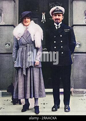 Commodore de l'air Charles Rurney Samson CMG, DSO & Bar, AFC (8 juillet 1883 – 5 février 1931), pionnier britannique de l'aviation navale. Il a été l'un des quatre premiers officiers choisis pour l'entraînement des pilotes par la Marine royale et a été le premier à voler un avion à partir d'un navire en mouvement. Il commande également les premiers véhicules blindés britanniques utilisés au combat. Transféré à la Royal Air Force lors de sa création en 1918, Samson a occupé le commandement de plusieurs groupes dans la période d'après-guerre immédiate et en 1920s. Sa femme était auparavant Miss Honor Story et travaillait comme infirmière pour la Croix-Rouge pendant la guerre. Date: 1917 Banque D'Images