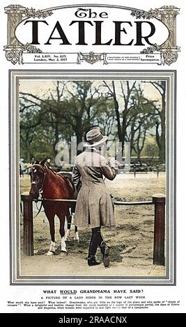 Couverture du magazine Tatler avec une photo d'une jeune femme de Rotten Row, la célèbre artère à la mode de Hyde Park à Londres. Photographiée en 1917, alors que le rôle des femmes changeait à cause de la guerre, sa culotte d'équitation et sa robe masculine générale sont commentées avec admiration par le Tatler, qui demande, Qu'AURAIT DIT Grandmama? Faisant allusion aux victoriens conservateurs et prudish. Date: 1917 Banque D'Images