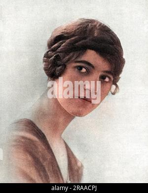 Lady Victoria Pery (1893-1918), seule fille du comte et comtesse de Limerick de 4th, photographiée dans le croquis après son mariage avec l'américain James Cox Brady. Lady Victoria était une aviatrice enthousiaste et a fait un certain nombre de vols avec Gustav Hamel, faisant la boucle avec lui cinq fois. Elle est décédée lors de l'épidémie de grippe en décembre 1918 à l'âge de 25 ans. Date: 1915 Banque D'Images