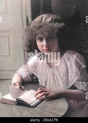 MARIA JOSÉ DE BELGIQUE (1906-2001) épouse d'Umberto de Savoie, prince du Piémont, et fille d'Albert de Belgique. Photographié dans le Tatler à l'âge de neuf ans, comme une réfugiée royale après qu'elle et ses frères aient voyagé en Grande-Bretagne pendant les premières semaines de la première Guerre mondiale. La princesse Marie José était un symbole photogénique de 'Brave Little Belgium' et une fille d'affiche pour les causes alliées pendant la guerre et par la suite sa photo a été fréquemment présentée dans des magazines illustrés. Date: 1915 Banque D'Images