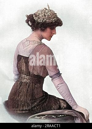 Violet Manners (née Lindsay), duchesse de Rutland (1856 - 1937), artiste britannique et noble, épouse de Henry John Brinsley Manners, 8th duc de Rutland. Photographiée dans une posture particulièrement artistique pendant la première Guerre mondiale lorsqu'elle a fait appel à une voiture pour transporter des passagers ou des marchandises pour l'hôpital qu'elle avait récemment ouvert au château de Hardelot près de Boulogne. Date: 1915 Banque D'Images
