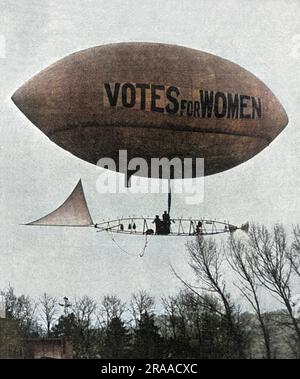 Votes pour les femmes plus dans l'air que jamais: Les suffragettes dirgibles pour l'ouverture du Parlement. Armé d'un mégaphone et de ses beaux-billets, Muriel compte et son ballon d'air avait l'intention de se déplacer au-dessus de la route de la procession royale pour l'ouverture du Parlement. Cependant, The Illustrated London News a rapporté qu'il était nécessaire de garder le ballon si haut au-dessus de Westminster qu'il était presque invisible. Date: 1909 Banque D'Images