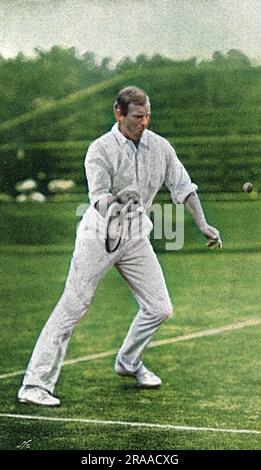 Anthony Frederick Wilding, joueur de tennis de Nouvelle-Zélande (1883-1915), Wimbledon Mens Champion en 1910, 1911, 1912 et 1913, photographié au début de sa carrière à l'âge de 22 ans, jouant à Wimbledon en 1905. Il a battu l'américain Clothier, bien qu'il ait été deux en baisse, mais a finalement été battu en quart de finale par Arthur Gore, 37 ans. Grand, beau, athlétique et genial, Wilding est devenu une star sportive extrêmement populaire. Après sa victoire au championnat de 1913, les dames ont déclaré s'être évanouie en raison de l'excitation et de la ruée de la foule. Sa course de championnat s'est terminée en 1914 quand il a été battu par l'australien Banque D'Images