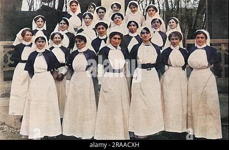 Constance Edwina (née Cornwallis-Ouest), duchesse de Westminster (plus tard Mme James Fitzpatrick Lewes) (décédée en 1970), première femme du duc de Westminster de 2nd ans. Photographiée à l'époque, elle travaillait comme infirmière de la Croix-Rouge à l'avant, en train de diriger son propre hôpital dans le casino du Touquet. La duchesse est la troisième à droite avec le matron, Mme Phillips à sa droite. Date: 1914 Banque D'Images