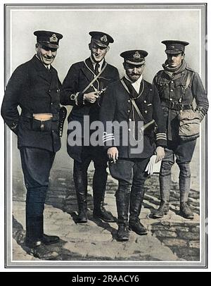 Commodore de l'air Charles Rurney Samson CMG, DSO & Bar, AFC (8 juillet 1883 – 5 février 1931), pionnier britannique de l'aviation navale. Il a été l'un des quatre premiers officiers choisis pour l'entraînement des pilotes par la Marine royale et a été le premier à voler un avion à partir d'un navire en mouvement. Il commande également les premiers véhicules blindés britanniques utilisés au combat. Transféré à la Royal Air Force lors de sa création en 1918, Samson a occupé le commandement de plusieurs groupes dans la période d'après-guerre immédiate et en 1920s. Photo avec d'autres aviateurs et officiers britanniques en octobre 1914. Date: 1914 Banque D'Images