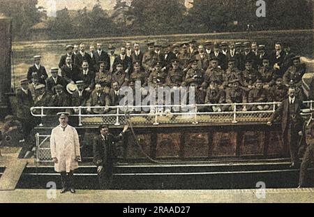 Un voyage en haut de la Tamise de Kingston à Walton et de retour pour les soldats blessés convalescing à l'hôpital Victoria Chelsea organisé par les gestionnaires de machines à imprimer à l'Illustrated London News and Sketch Ltd Les gestionnaires de machines ont organisé un autocar privé pour transporter les soldats de l'hôpital au pont de Kingston où ils sont montés à bord du Sunbury Belle. Ils ont déjeuné à bord et sur le chemin du retour, un drapeau Union Jack a été envoyé du pont de Kingston et toute la compagnie a chanté l'hymne national. Date: 1915 Banque D'Images