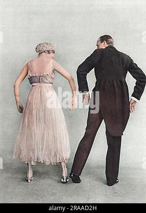 The Pigeon Walk, une nouvelle danse présentée par Peggy Kurton et George Grossmith dans la nuit de ce soir au Gaiety Theatre en 1915. La promenade au pigeon s'est jointe à d'autres crazes de danse populaires sur le thème des animaux, comme l'ours grizzli, le lapin et le Trot de la Turquie pendant la période de la Grande Guerre. Date: 1915 Banque D'Images