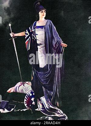 Maxine Elliott (1868 - 1940), actrice américaine, célèbre amant de J. P. Morgan et plus tard, le joueur de tennis de Nouvelle-Zélande, Anthony Wilding, qui a été tué en 1915. Photographié en costume, imitant Britannia au Great Liberty Loan Tabeaux, mis en scène à New York et présentant un certain nombre d'actrices bien connues dont Irene Castle, Ethel Barrymore et Billie Burke. Les tableaux ont été arrangés par l'artiste américain Ben Ali Haggin. Date: 1918 Banque D'Images