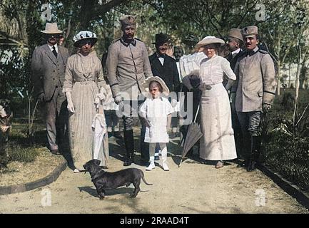 Le prince Guillaume de Wied d'Albanie (grand homme au centre) avec sa femme, la princesse Sophie de Schonburg-Waldenburg (à gauche), la fille Marie Eleonore (au centre) et des membres de la Cour dans les jardins du palais royal de Durazzo. Placé sur le trône de l'Albanie par les grandes puissances au début de 1914, il a été forcé de quitter le pays en septembre de cette année-là avec le pays dans un état de guerre civile. Date: 1914 Banque D'Images