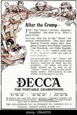 Publicité pour le gramophone Decca portable montrant ses propriétés solides ayant survécu à la « crump » (un bombardement) dans les tranchées du front occidental. Date: 1918 Banque D'Images