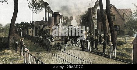 Retraite d'Anvers pendant et après le bombardement par l'armée allemande; grand exode de la population en Hollande, retraite de l'armée belge vers l'ouest, 9th octobre 1914, par chemin de fer et route - traversée ferroviaire à Maldegem près de Bruges. La cavalerie belge qui se retirait par la route a été maintenue par les portes fermées. Date: 1914 Banque D'Images