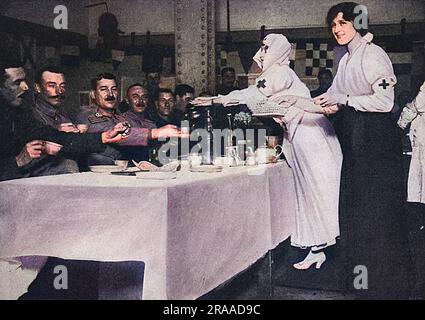 Mme Maurice Brett, ancienne star du théâtre et de la salle de musique, Zena Dare, photographiée en attendant des soldats dans une cave à l'avant pendant qu'elle travaillait en France pendant la première Guerre mondiale. Elle épouse l'honorable Maurice Brett, deuxième fils du vicomte Esher, en 1911. Zena Dare (1887-1975) l'actrice anglaise est née Florence Hariette Zena Dones. Avec sa sœur, Phyllis, elle était l'une des actrices de scène populaires du début du 20th siècle. Elle a pris sa retraite de la scène de son mariage. Date: 1915 Banque D'Images