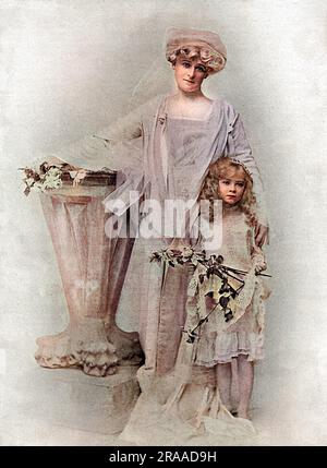 Frances Evelyn 'Daisy' Greville, comtesse de Warwick (1861 - 1938), beauté de la société, et maîtresse du roi Edouard VII Photographiée avec sa fille plus jeune, Lady Mercy Greville entièrement vêtue de blanc, à un moment où elle était occupée à visiter les milliers d'hommes qui étaient dans le camp à des fins d'entraînement autour des régions de Warwick et de Leamington. Date: 1915 Banque D'Images