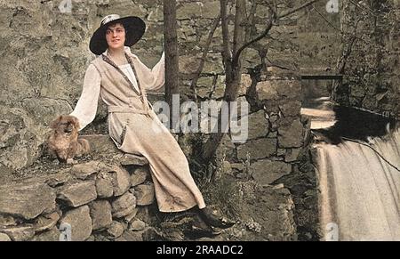 Elsie Janis (16 mars 1889 – 26 février 1956), chanteuse américaine, auteure-compositrice, actrice, et scénariste. Divertir les troupes pendant la première Guerre mondiale l'a immortalisée comme « l'aimée de l'AEF » (American Expeditionary Force). Est apparu dans des spectacles tels que le Passing Show à Londres pendant la première Guerre mondiale. Date: 1917 Banque D'Images