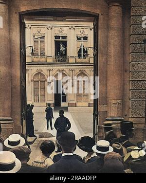 La première norme allemande capturée par les Français est affichée dans la fenêtre du Ministère de la guerre, rue St Dominique, Paris. Le drapeau, du régiment d'infanterie allemand de 132nd, a été capturé par le bataillon des chasseurs à pied de 10th à St Blaise en Alsace. La piste du ministère est gardée par des soldats pour retenir la foule enthousiaste qui s'est rassemblée à l'extérieur. Date : août 14 Banque D'Images