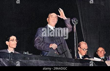 À la Conférence du Parti travailliste de 1952, tenue à Morecambe, James Griffiths, député de Llanelli, est au micro. Il avait été réélu à l'exécutif national du parti avec un vote accru. Il était le seul politicien à droite du parti à conserver sa place au sein de l'exécutif qui était par ailleurs dominé par les soutiens d'Aneuvin Bevan. Date: 1890 - 1975 Banque D'Images
