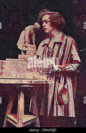 Clare Sheridan (née sous le nom de Clare Consuelo Frewen ; Aussi connu sous le nom de Clare Consuelo Sheridan) (9 septembre 1885 - 31 mai 1970), sculptrice et écrivain anglais, photographié avec une des figures de femmes travailleuses de guerre qu'elle a sculptées en 1918 pour la section travail des femmes du nouveau Musée impérial de la guerre. Son mari, lieutenant de la Brigade des fusils à fusil, a été tué à la bataille de Loos en 1915. Elle était cousine de Winston Churchill par sa mère Clarita Jerome. Date: 1918 Banque D'Images