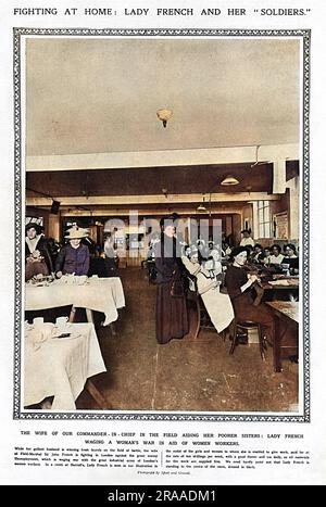 Lady French, épouse de General French, photographiée dans une salle de travail à Harrods où les femmes sans emploi étaient engagées à un salaire de dix shillings par semaine avec un bon dîner et du thé tous les jours. Tous les matériaux ont été fournis gratuitement. Au cours de la guerre, le chômage a été maintenu à distance par des charitables comme celui-ci. Date: 1914 Banque D'Images