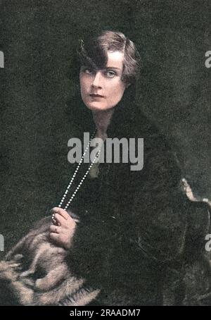 Portrait de Mlle Eileen Reed, seule fille de l'artiste et dessinatrice politique Edward Tennyson Reed (E.T..Reed), photographié au moment de son engagement auprès du major Lennox Galloway. Date: 1916 Banque D'Images