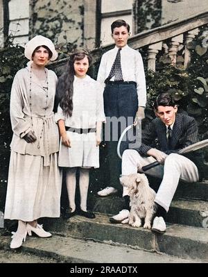 La Marchionne de Headfort, autrefois connue des joueuses sous le nom de Miss Rose (Rosie) Boote du Gaïety Theatre, Londres. Elle épousa le marquis en avril 1901, et son fils devint le comte de Bective. Ici, à sa maison, Headfort House in Co Meath avec ses trois enfants, Lord Bective né en 1902, Lord William Taylorr et Lady Mlllicent Taylorr. Date: 1918 Banque D'Images