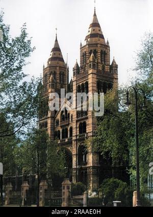 Le Natural History Museum, South Kensington, Londres, a été conçu par Alfred Waterhouse. Les travaux ont commencé en 1873 et ont été achevés en 1880. Le musée a ouvert ses portes en 1881. Date: Ouvert en 1881 Banque D'Images