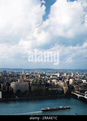 Vue générale sur la Tamise, depuis le nouveau bâtiment Shell, vers le nord. Le bâtiment Art Deco Shell Mex, Victoria Embankment, se trouve au centre à gauche de la photo. Date: 1963 Banque D'Images